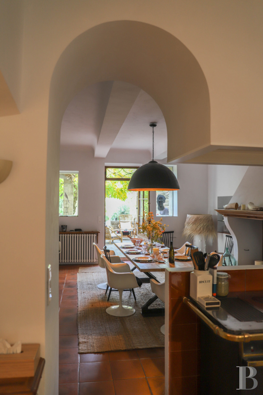 Dans les Alpes-de-Haute-Provence, au sud de Forcalquier, une maison de village traditionnelle et audacieuse - photo  n°21